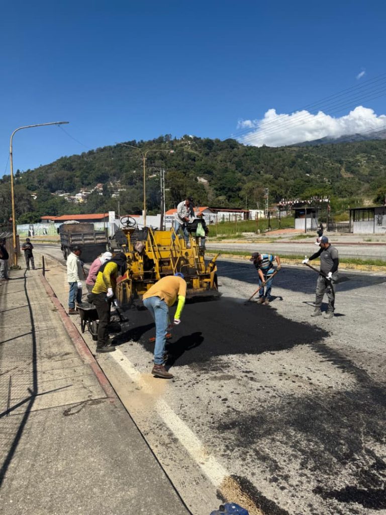 Alcalde Nelson Álvarez continua rehabilitación de las vías desde la Av. Los Próceres