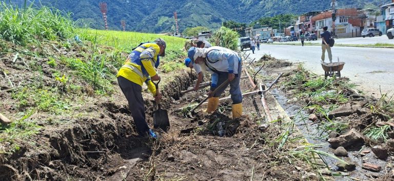 Alcalde Nelson Álvarez activó operativo especial de limpieza de drenajes y alcantarillado