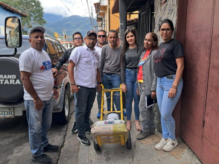 Alcalde Nelson Álvarez entrega ayudas sociales en la parroquia Domingo Peña
