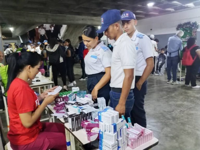 Estudiantes de la UNES recibieron atención por parte de la alcaldía del Libertador