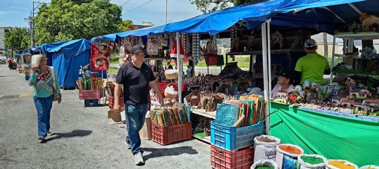 Nelson Álvarez impulsa la Expo Feria de Pesebreros en el Mercado Murachí