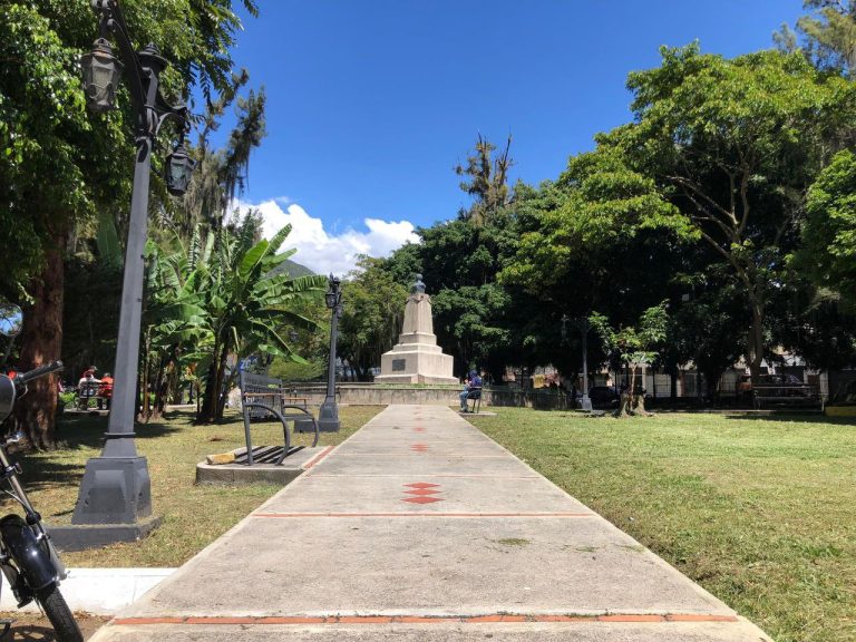 Alcalde Nelson Álvarez desplegó operativo de limpieza en la Plaza Glorias Patrias