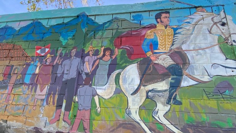 Un mural que narra la historia de Bolívar y sus heroínas es un legado artístico que se visualiza en la Alcaldía del Municipio Libertador