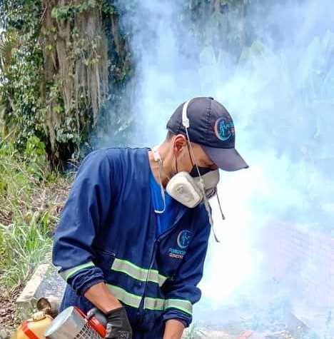 Alcalde Nelson Álvarez activa operativo de fumigación en el barrio Simón Bolívar
