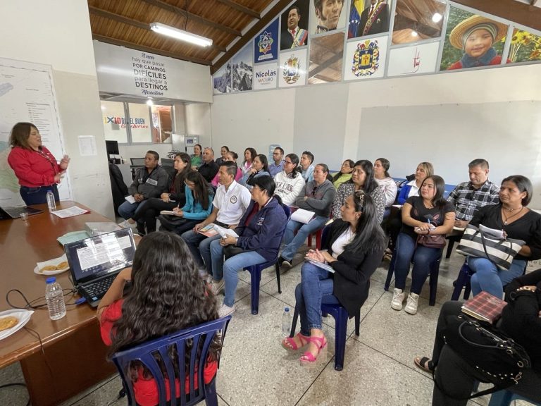 Alcalde Nelson Álvarez impulsa jornada de capacitación tributaria y administrativa