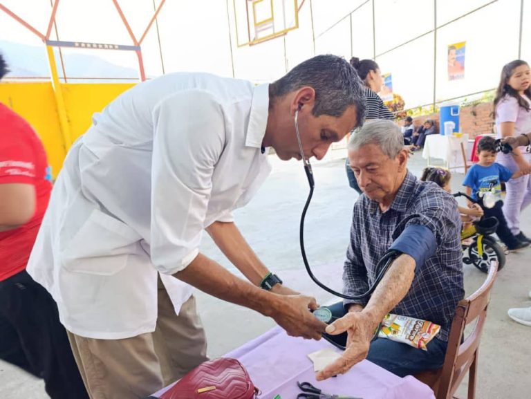 Abuelos y abuelas de la parroquia Arias recibieron atención integral