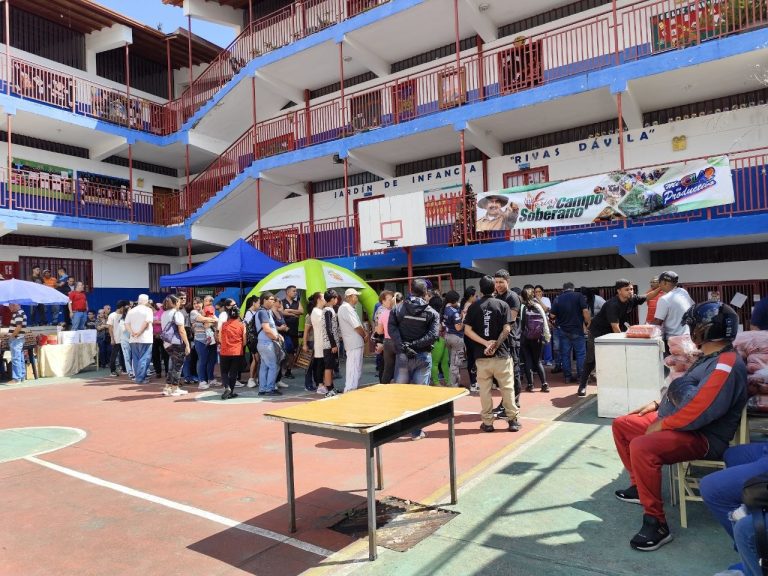 Alcalde Nelson Álvarez ofreció Feria del Campo Soberano en la Parroquia Arias