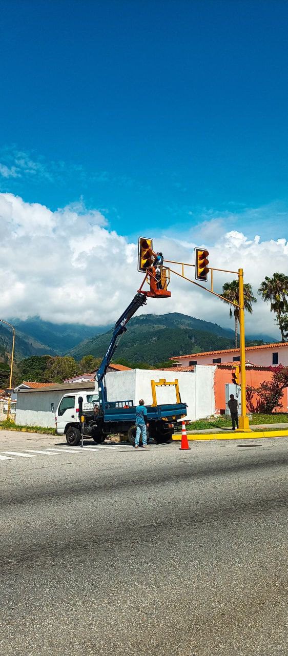 Equipo multidisciplinario de la Alcaldía de Mérida ejecuta plan de semaforización
