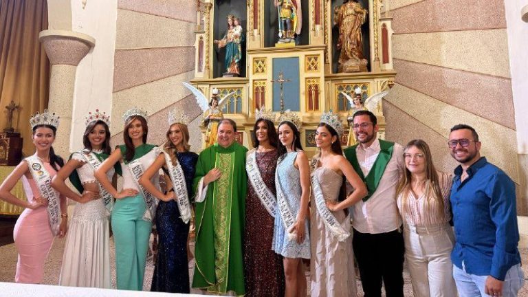 Coronadas Madrinas de la Candelaria y la Inmaculada en ceremonia solemne