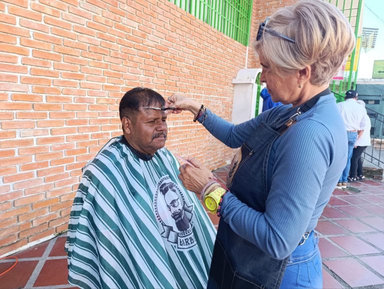 Alcaldía de Mérida realizó jornada de peluquería gratuita en el Mercado Periférico