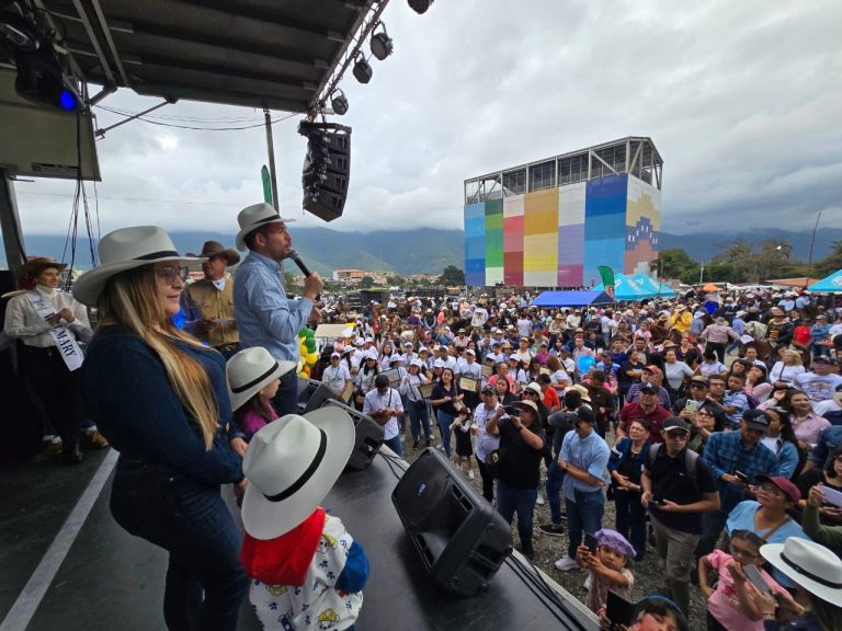 Gobernador y alcalde de Mérida destinan más de 198 mil UCD a hospitales