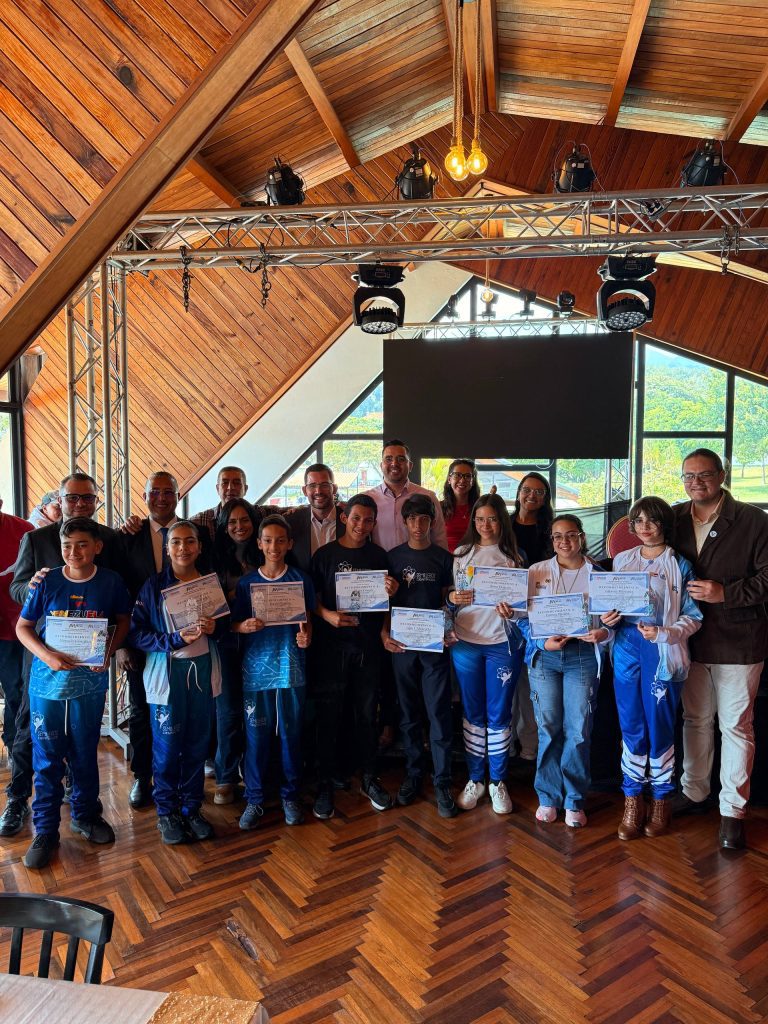 Alcalde Nelson Álvarez reconoce a atletas, científicos y músicos locales