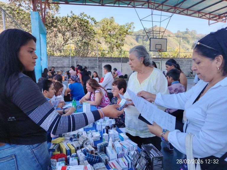 Familias de la parroquia Jacinto Plaza reciben atención integral
