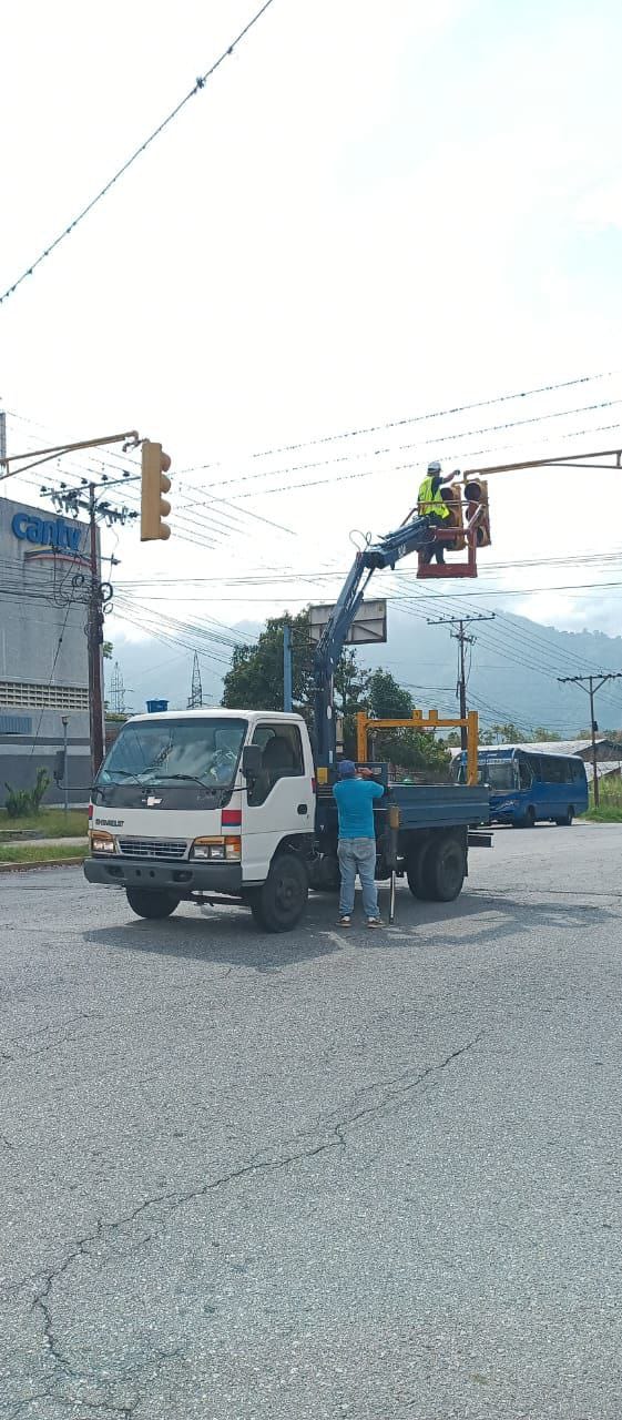 La Alcaldía de Mérida rehabilitó el semáforo de la intersección en la urbanización Belensate