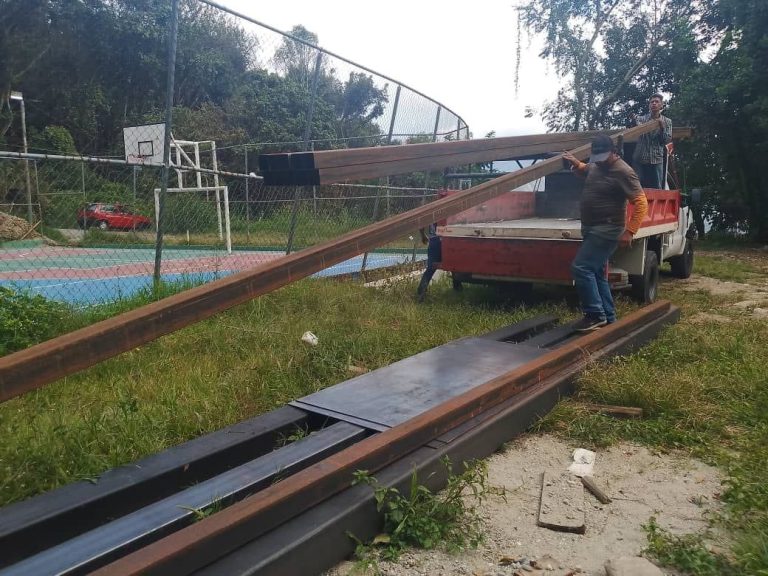 Alcaldía de Mérida entrega materiales para techado de cancha en el circuito «Canas del Páramo»