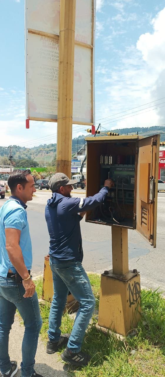 Alcaldía de Mérida restablece funcionamiento de semáforo en la avenida Los Próceres