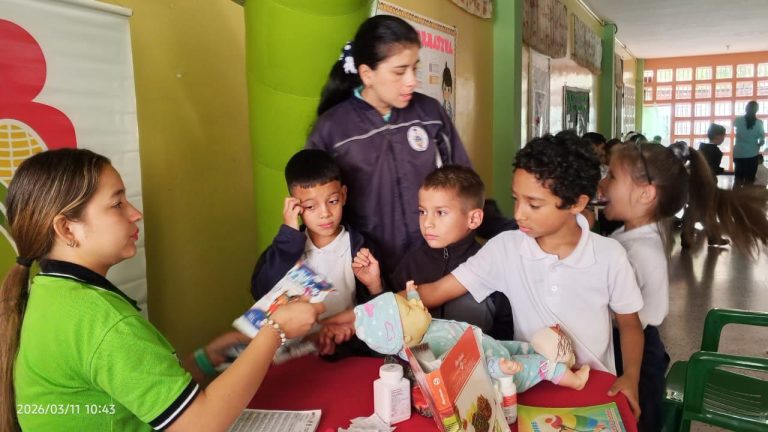 Comunidad estudiantil y adultos mayores reciben atención en el municipio Libertador