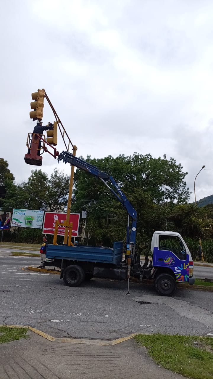 Alcalde Nelson Álvarez rehabilita semáforos en las principales avenidas de la ciudad