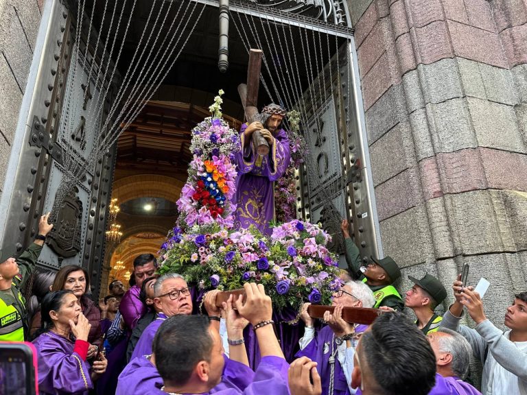 Mérida se une en la procesión del Nazareno