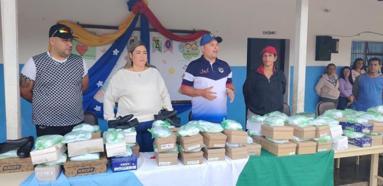 Alcaldía de Mérida entregó uniformes escolares en la parroquia Arias Cuenca