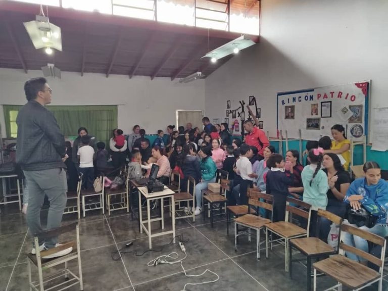 Alcaldía de Mérida impulsó la conferencia «Hijos en Conflicto» en la Escuela José Trinidad Maldonado
