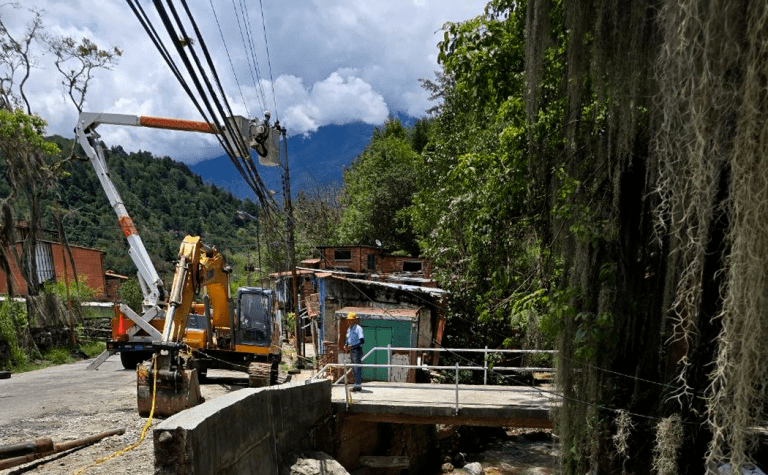 Alcaldía de Libertador y Corpoelec atienden emergencia en el sector Chorros de Milla