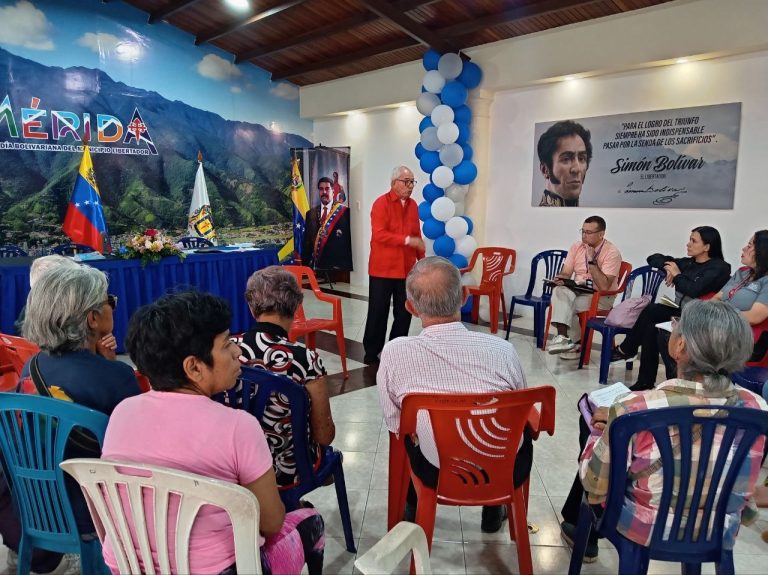 Adultos mayores de Mérida se forman sobre sus derechos y deberes legales