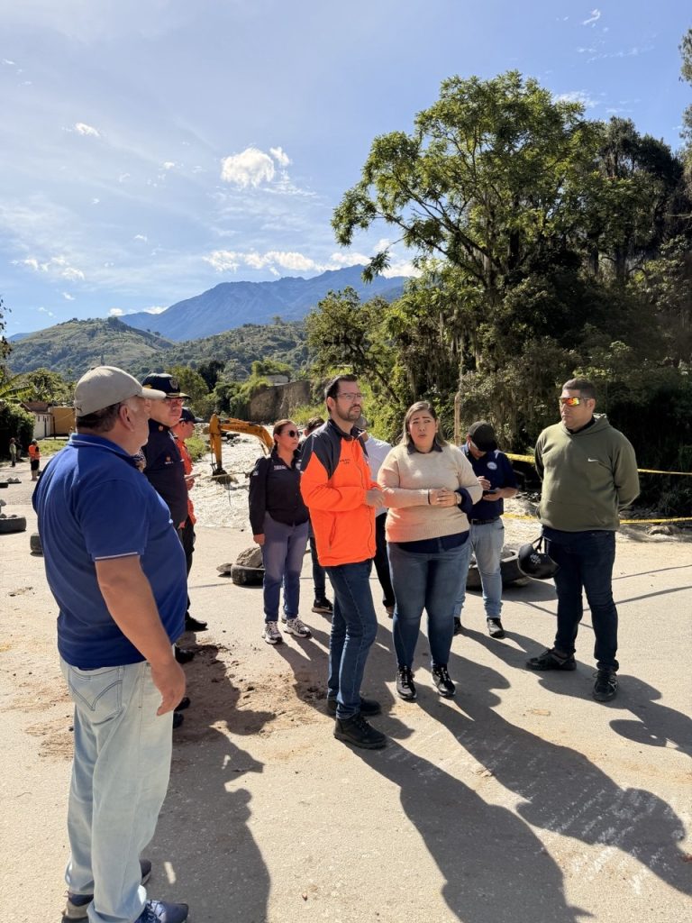 Alcalde Nelson Álvarez inspeccionó afectaciones por lluvias en el puente de El Arenal