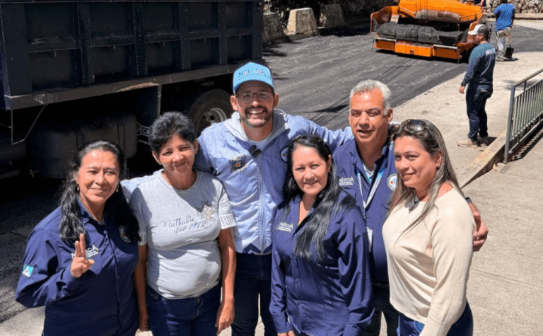Alcalde Nelson Álvarez desplegó 120 toneladas de asfalto en La Pedregosa