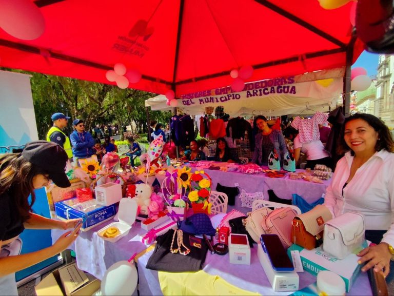 ​Con éxito se realizó la Feria de Emprendimiento del Día de la Madre
