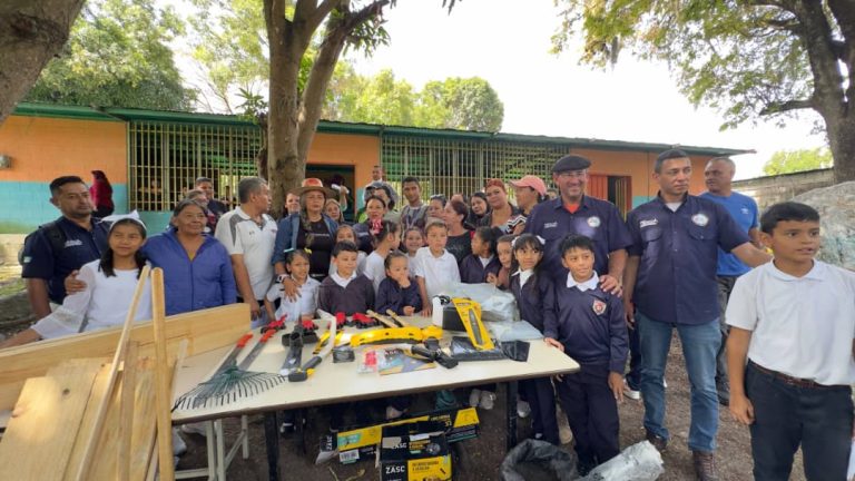 Entrega de herramientas fortalece el vivero de la Comuna Simón Rodríguez