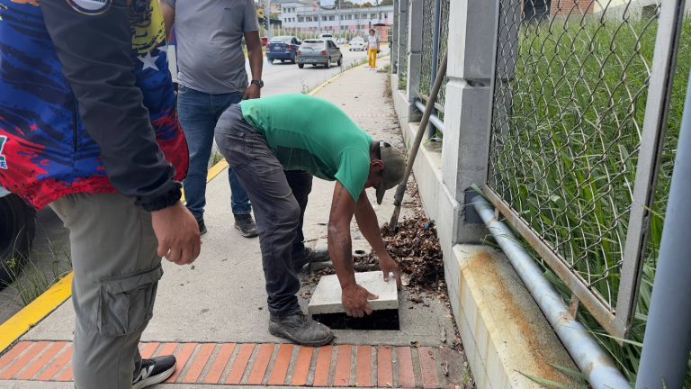Alcaldía de Libertador recupera alcantarillado en los alrededores de la Facultad de Medicina
