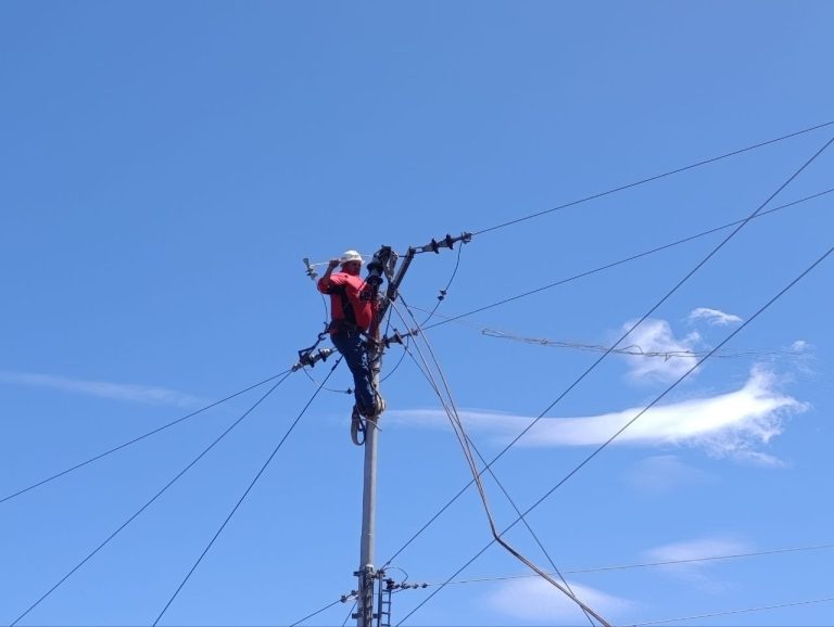 Los 4 niveles de gobierno restablecen servicio eléctrico a familias del Morro y Los Nevados