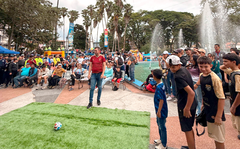 Alcalde Nelson Álvarez inauguró transmisión de la fiesta mundialista en la plaza Las Heroínas de Mérida