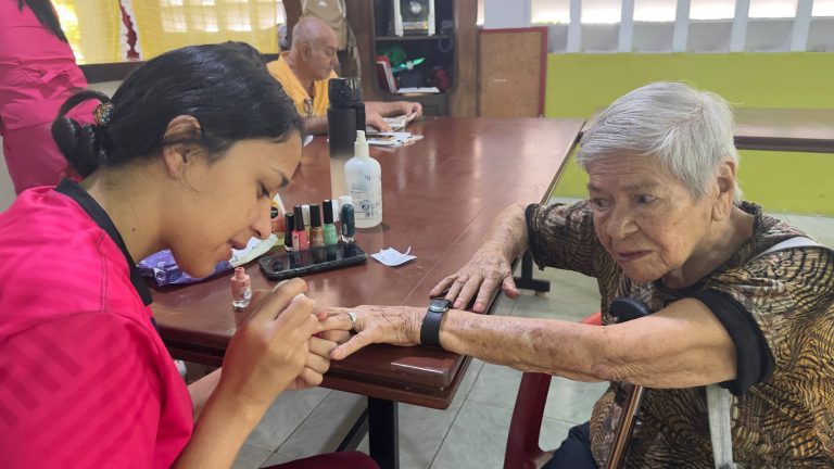 Brindan jornada de bienestar y salud integral a adultos mayores en Mérida