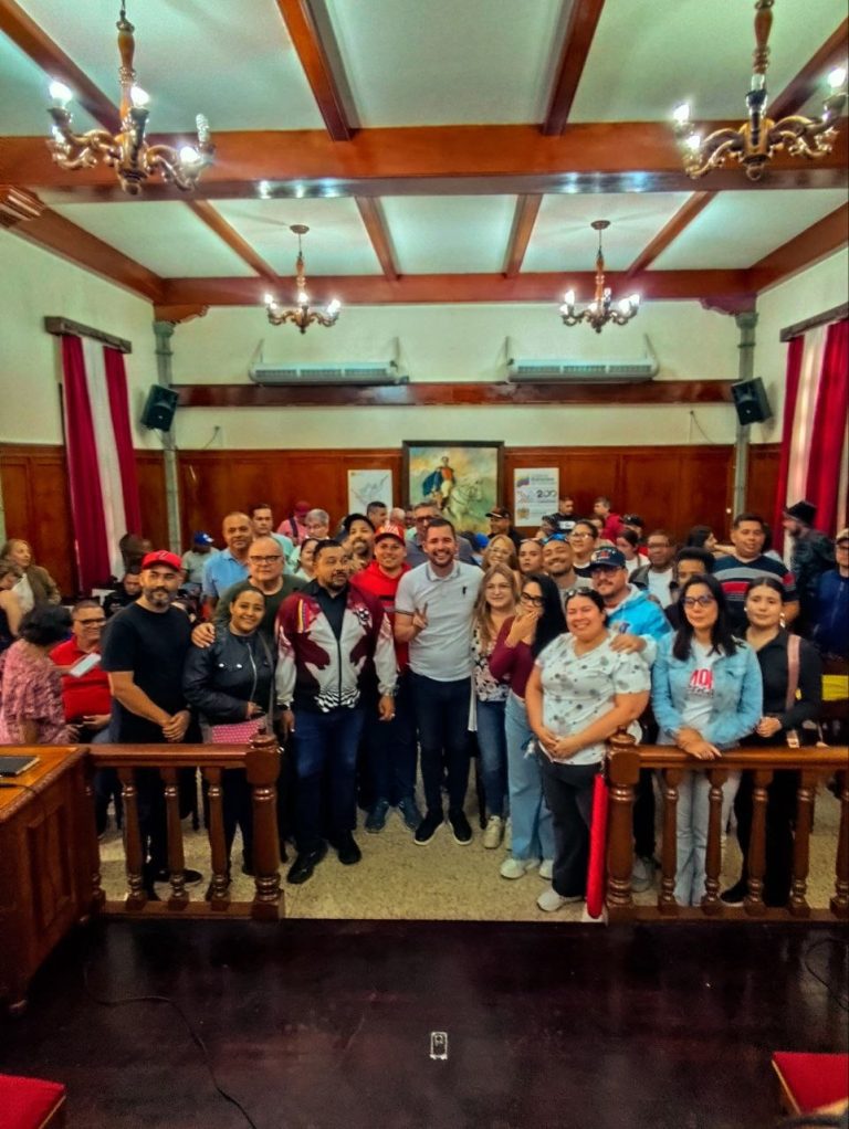 Alcalde Nelson Álvarez evalúa comisión de profesionales y técnicos local