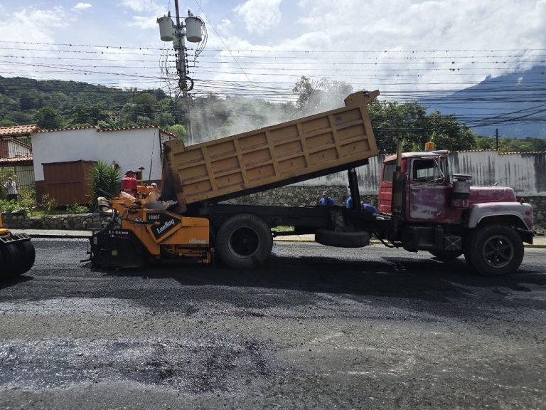 Parroquia Lasso de la Vega recibe 240 toneladas de asfalto en su segunda fase de recuperación vial