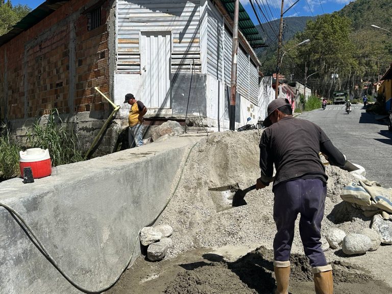 ​Alcaldía de Libertador construye muro para proteger vivienda en Los Chorros de Milla