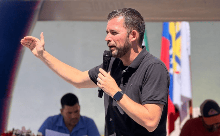 Alcalde Nelson Álvarez entrega más de 13 millones de bolívares en microcréditos y materiales de construcción
