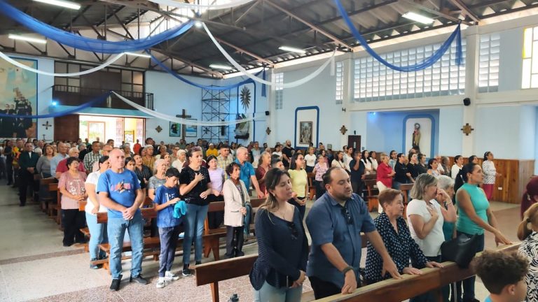 Comunidad de Los Curos se une en oración por la paz y la resiliencia