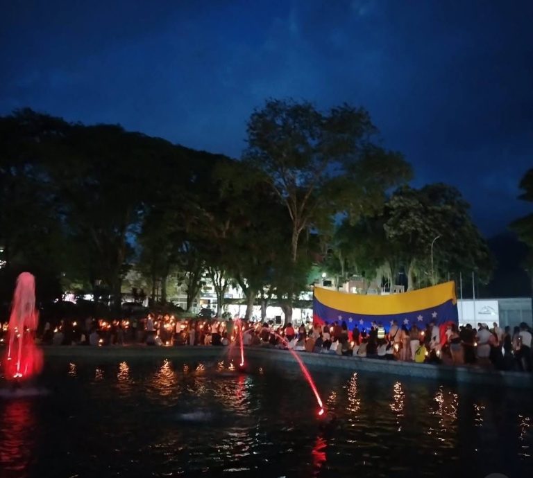 La plaza Las Heroínas se iluminó con una emotiva noche de oración