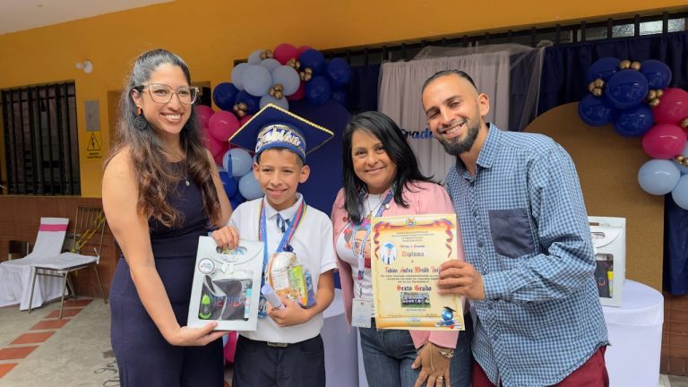 Escuela Bolivariana Miguel de Cervantes celebra la graduación de 37 nuevos estudiantes
