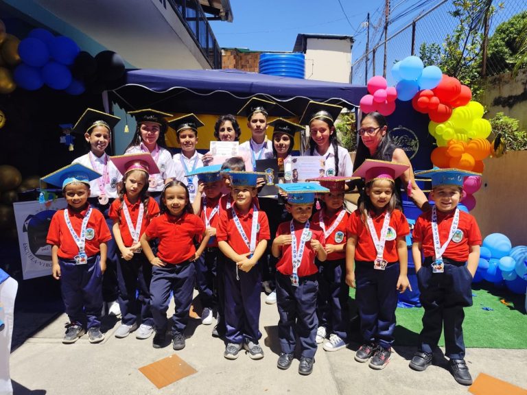 ​Alcaldía de Mérida acompañó emotivos actos de graduación escolar