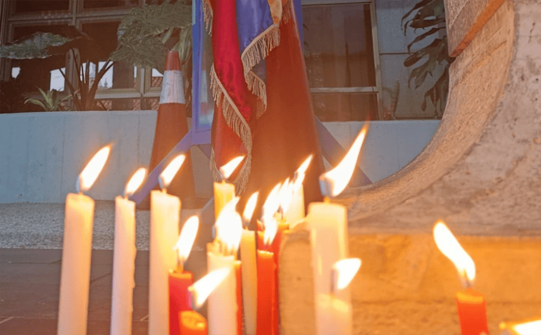 Comerciantes emergentes encienden «Una luz por la esperanza» en memoria de las víctimas del doble sismo