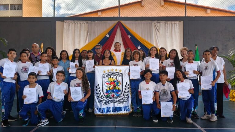 Autoridades municipales continúan acompañando como madrinas de grado a los nuevos bachilleres de la República.