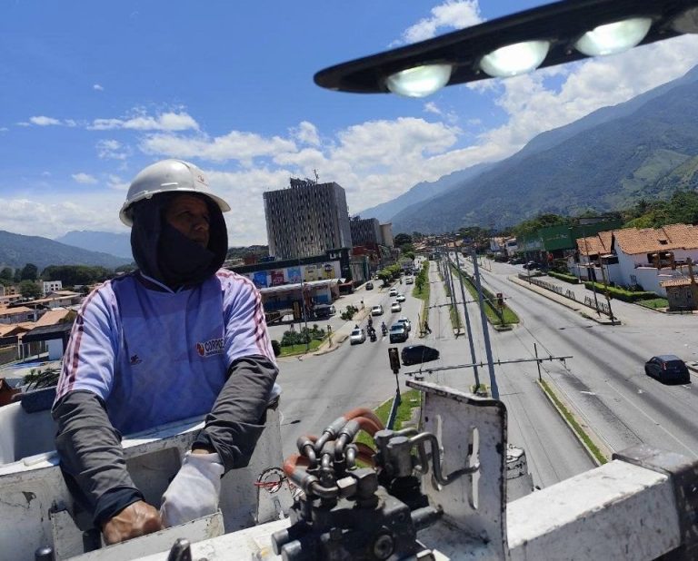 ​Alcaldía de Libertador ejecuta plan integral de luminarias en la avenida Andrés Bello