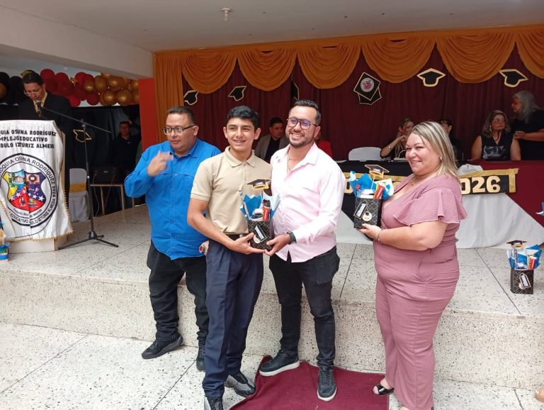 84 estudiantes celebraron su graduación en el Complejo Educativo Aristóbulo Istúriz