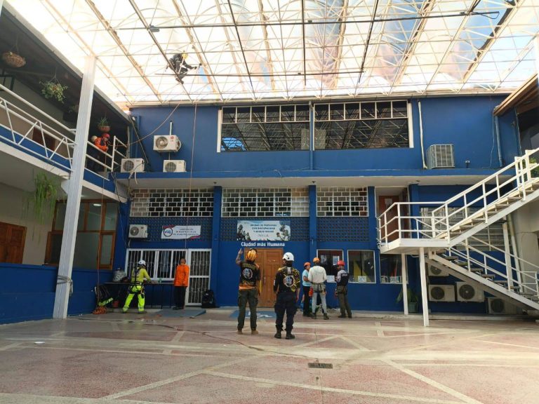 Se realizó mantenimiento preventivo en techos y drenajes en la infraestructura de la Alcaldía del Municipio Libertador