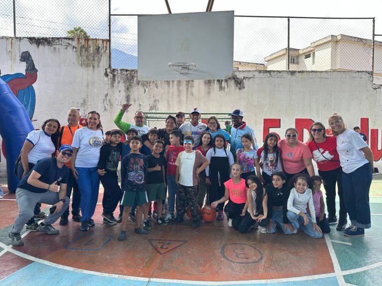 ​Niños y niñas disfrutan el Plan Vacacional «Venezuela Ríe 2026» en la U.E. 5 de Julio de 1811