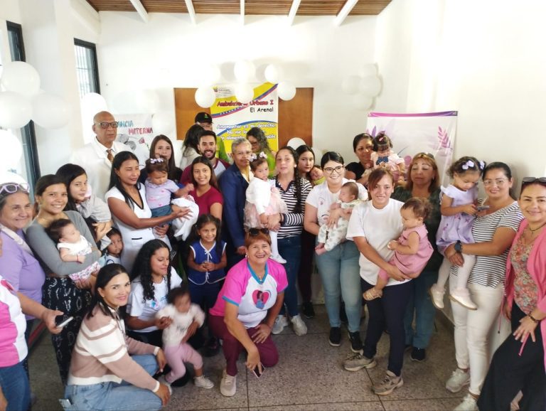 Celebran acto de graduación de lactancia materna en la parroquia Arias